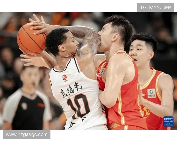 针对篮球规则中抢篮板犯规判定的核心依据进行详细解析